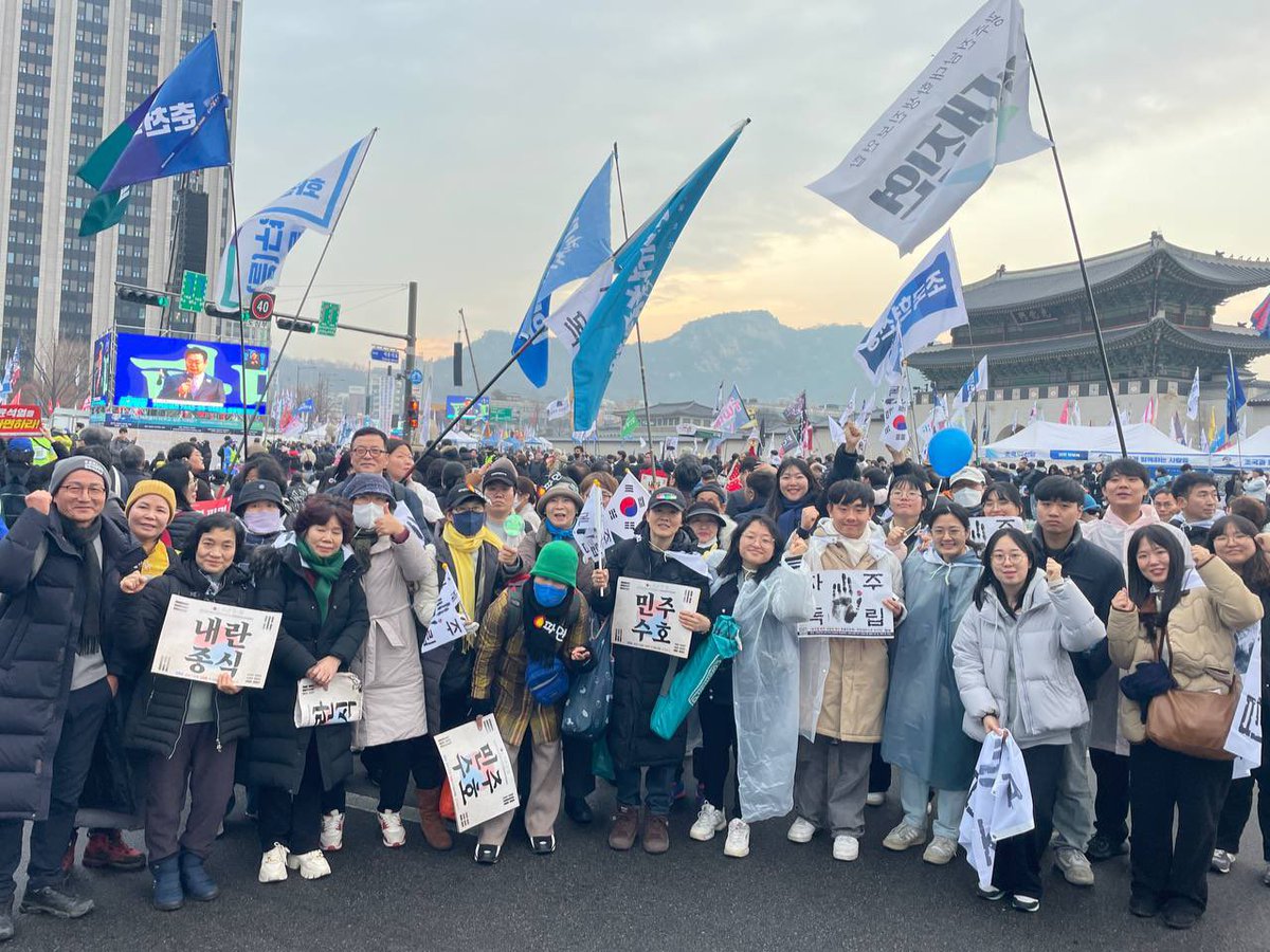 gjchy_'s tweet photo. 자주독립 정신으로 윤석열 파면! 내란세력 청산하자!

🔥3월1일 전국집중 촛불🔥

멀리서 아침 일찍 출발해 오신 분들,
남편&amp;아내와, 청소년 딸과, 친구들과 함께 오신 분들...
모두 독립군이 되어 ‘윤석열 파면! 적폐 청산!’을 외치며 안국역 일대를 가득 메웠습니다. https://t.co/bksEYP1vqN