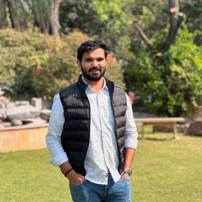 "कुछ ख्वाब आँखों में जलते हैं,
और कुछ पलकों पर ठहर जाते हैं।"

#NewProfilePic