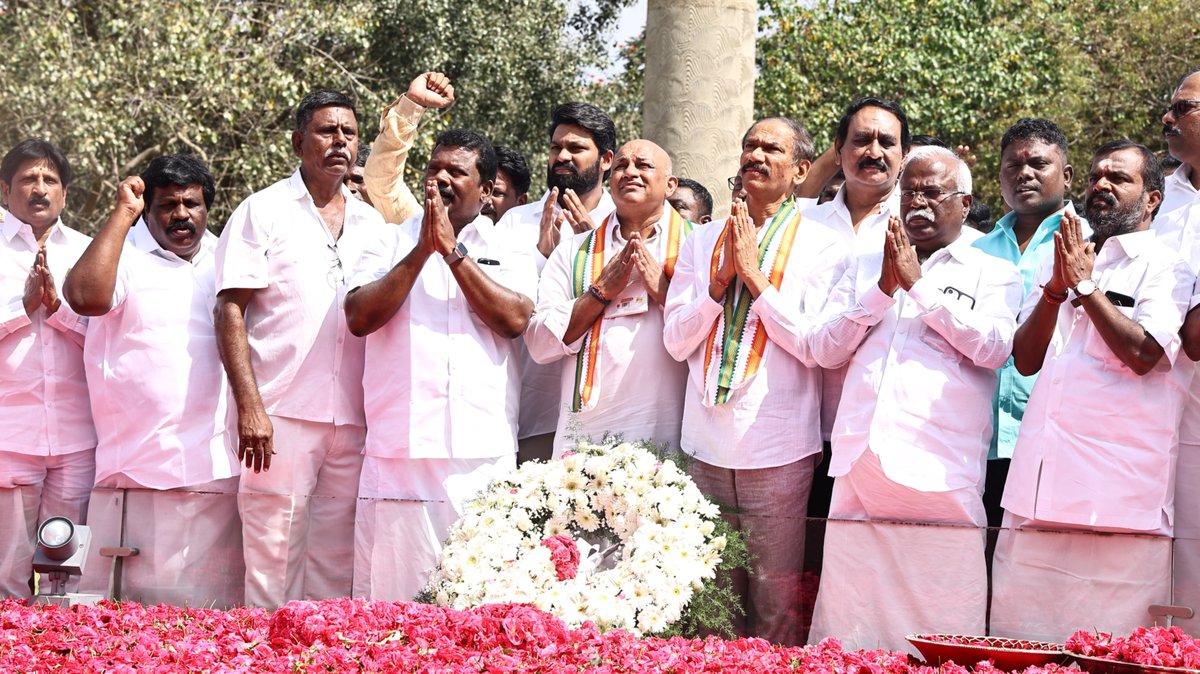 INCTamilNadu's tweet photo. இன்று காலை ஸ்ரீபெரும்புதூரில் அமைந்துள்ள முன்னாள் பாரத பிரதமர், பாரத ரத்னா திரு ராஜீவ் காந்தி அவர்களின் நினைவிடத்தில் தமிழ்நாடு காங்கிரஸ் கமிட்டி மேலிட பொறுப்பாளர்  திரு. @girishgoaINC  அகில இந்திய காங்கிரஸ் கமிட்டி செயலாளர்  திரு. @SurajMNHegde   தமிழ்நாடு காங்கிரஸ் கமிட்டி தலைவர் திரு @SPK_TNCC  மற்றும் காங்கிரஸ் நிர்வாகிகள் மலர் தூவி அஞ்சலி செலுத்தினார்கள்