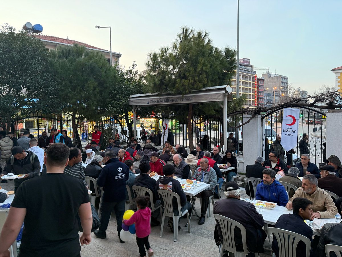 Ramazan’ın Bereketini Birlikte Paylaşıyoruz! 

Ramazan ayında, Türk Kızılay Konak Şubesi ve Türkiye Diyanet Vakfı Konak Şubesi iş birliğiyle kurduğumuz iftar soframızda, birlik ve dayanışmanın en güzel örneklerinden birini yaşadık.