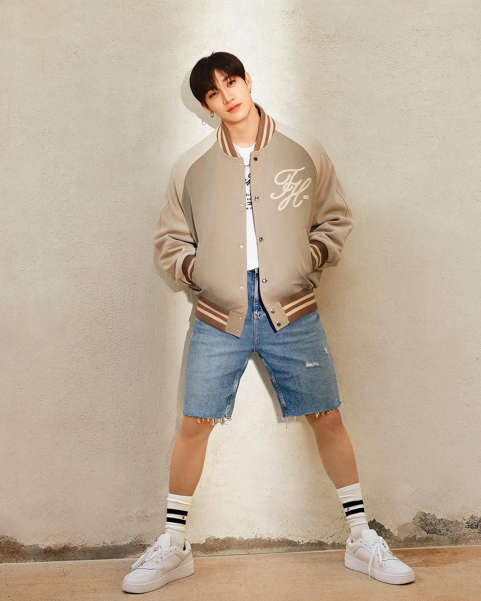 バンチャン が纏う、デニム×ホワイトTシャツ×バーシティージャケットの