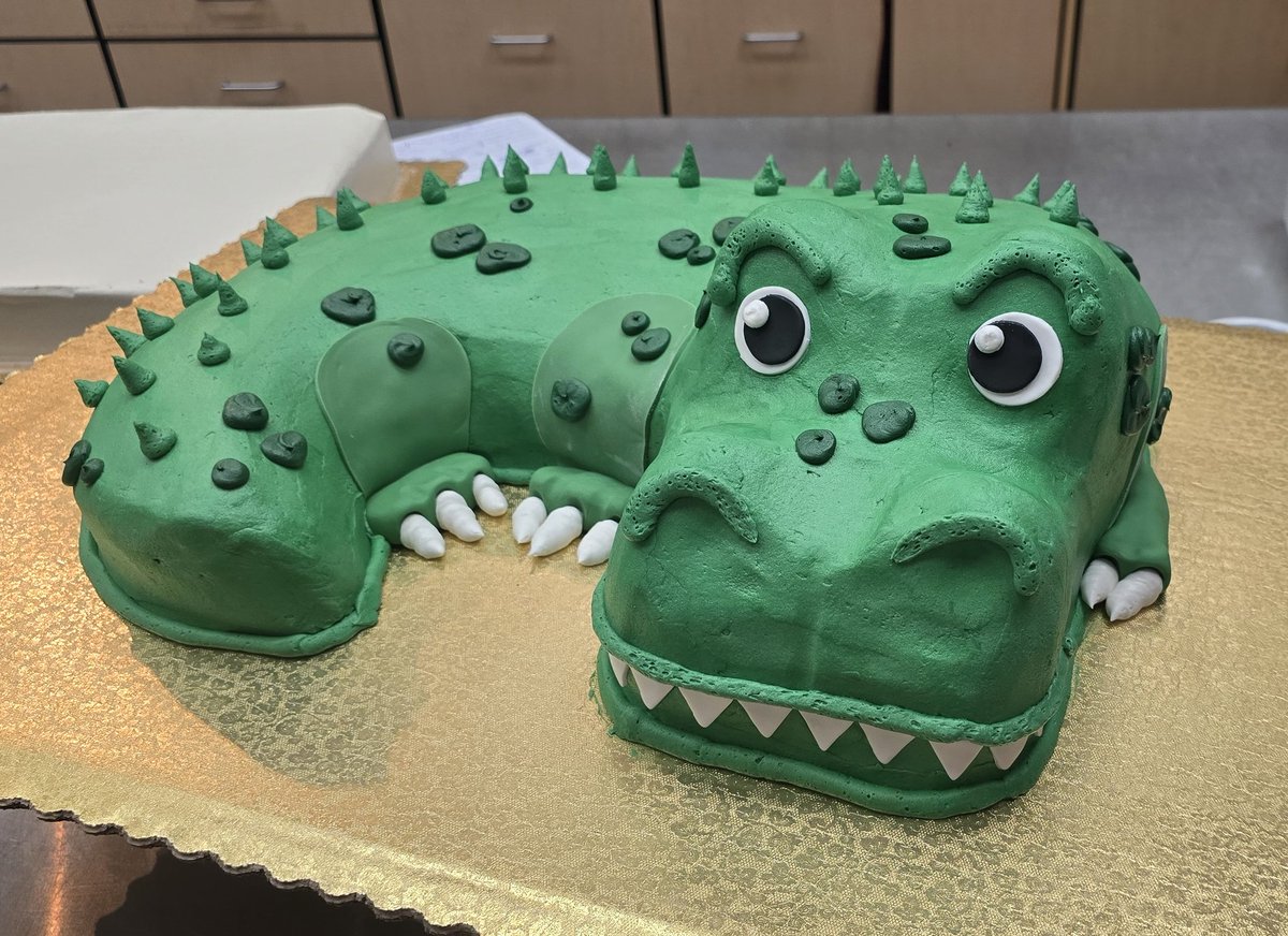pandoodle_arts's tweet image. I made an alligator cake at work! It was a 1/2 sheet carved and covered in buttercream. The legs, eyes, and teeth are fondant 🥰