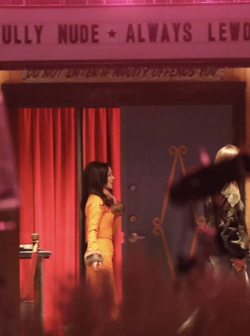Scream6604's tweet photo. 🚨EXCLUSIVE: 
Alexa Demie as Maddy on set for ‘EUPHORIA’ Season 3 in Pearblossom, California on Friday night 👀 

Maddy Might Be working at the Silver Slipper Strip Club. Images found from @euphoriacentral 

#EUPHORIA #EuphoriaSeason3 #LANIGHTS #AlexaDemie https://t.co/dzCA3GlSkd