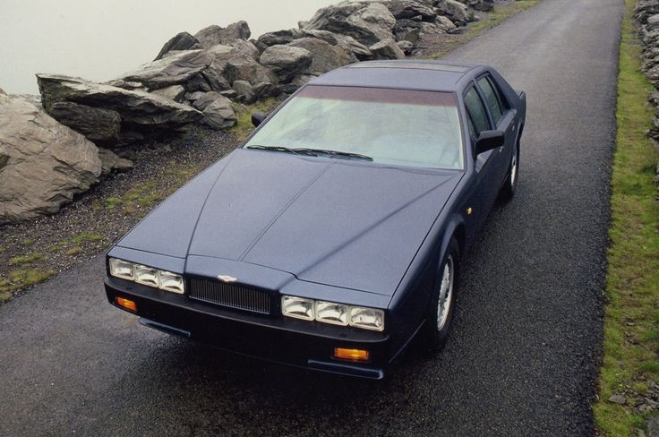 No puedo superar el Aston Marín Lagonda de 1989. La agresividad de esa trompa sin hialuronico te deja pelotudo.