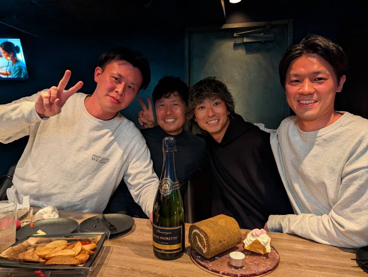 NABE0226's tweet photo. 先日39歳になりました🎂

もうほぼ40歳です笑

大学サッカー部の同期も祝ってくれて幸せでした⚽️ https://t.co/uHKil89HhI