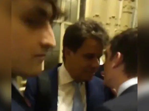 Es una tras otra de este matón. 
Esperamos que “el que las hace las pague”
O los libertarios tienen coronita?