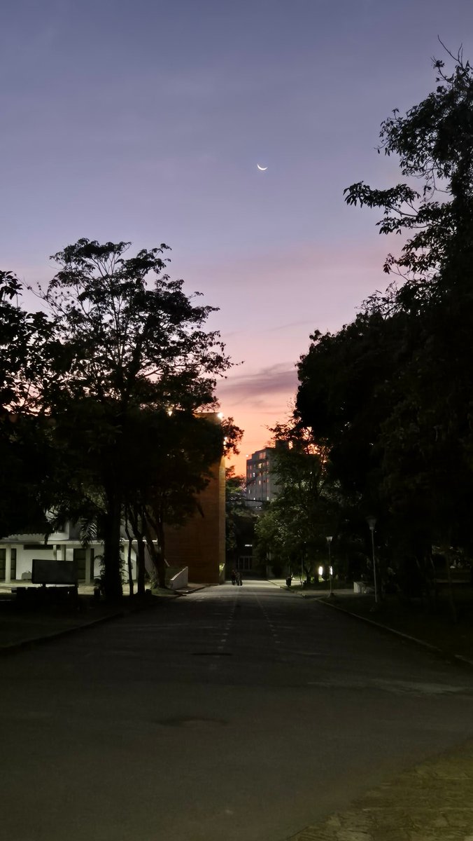 AnitaPaezQ's tweet image. Hoy en sus 77 años mi @UIS nos regaló este hermoso atardecer con esa hermosa 🌙... Gracias por haber sido mi casa de estudios y mi segundo hogar. #Egresada #UIS77Años