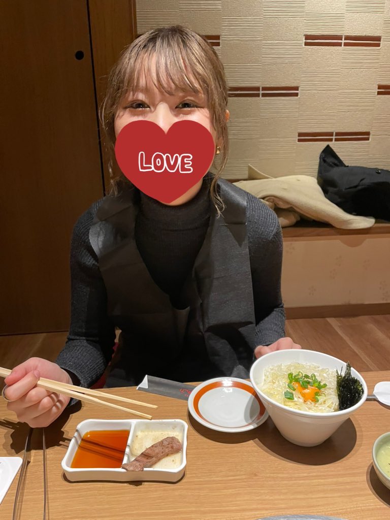 美味しいお肉を堪能してきた✌️
僕の頬肉も食べられそうになったw
お酒飲んでほろ酔い状態も可愛かった🥰
いつもより甘えん坊💞

ドライな面と強気な面と甘えん坊な面といろんな妻がいるけどこれからももっとたくさんの妻を知っていきたいな☺️
生まれてきてくれてありがとう💐