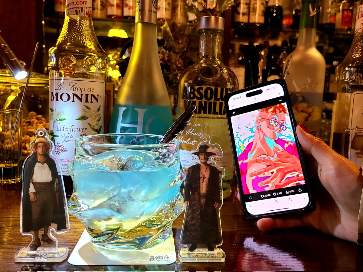 暇つぶしでキャライメージカクテルを
作ってもらいに来たミホーク
#暇つぶしで来たミホーク

初イメカク楽しかったです✨️ブルーの層は🍍の味するんですよ！羽の形のマドラーとロックグラスの揺らめきで不死鳥が、中のデカイ氷でNo.2の人格者が、エルダーフラワーのシロップで癒しが表現されている…