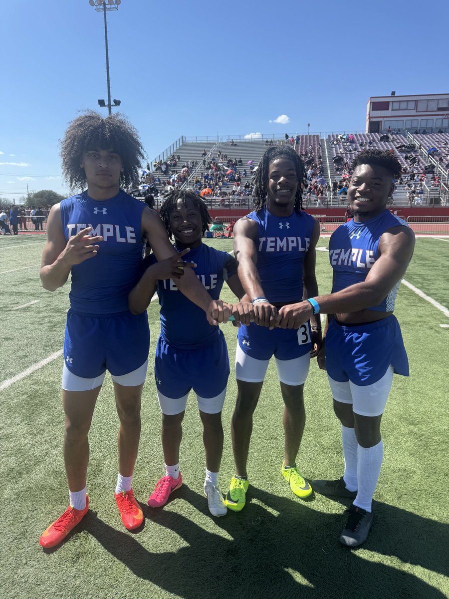 Varsity Boys 4x100m:
Second place🥈 
Preston Thomas, Tr’Darion Taylor, 
O’Ryan Peoples, Qui’Marion Dobbins 
#RunFastTurnLeft🔵⚪️