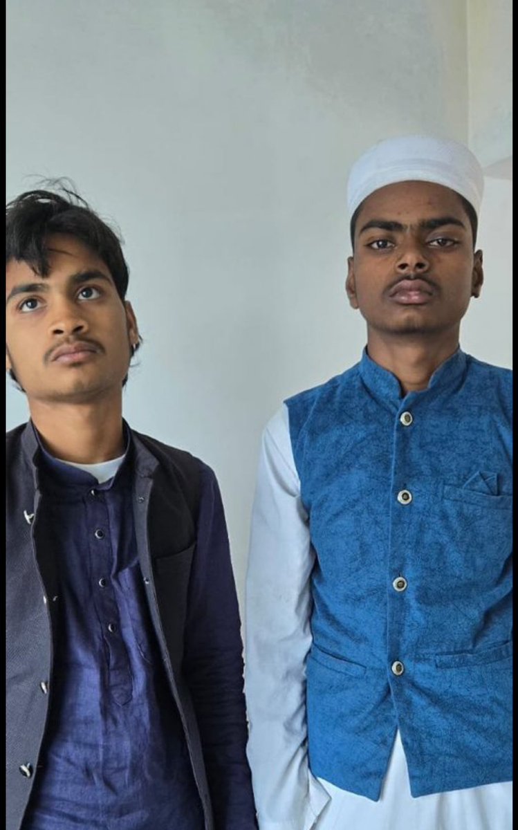 AskAnshul's tweet photo. An attempt to derail the Doon Express train was averted in Hardoi, Uttar Pradesh.

2 youths named Ibadullah and Mohammed Anwarul were arrested for placing iron objects and stones on the railway track. They were also recording video as the train approached. https://t.co/UrvSAVAVqz