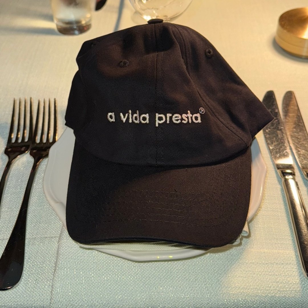 jotauelleia's tweet image. o boné que a equipe ganhou no jantar pré-oscar 
🤌🏻🥹❤️