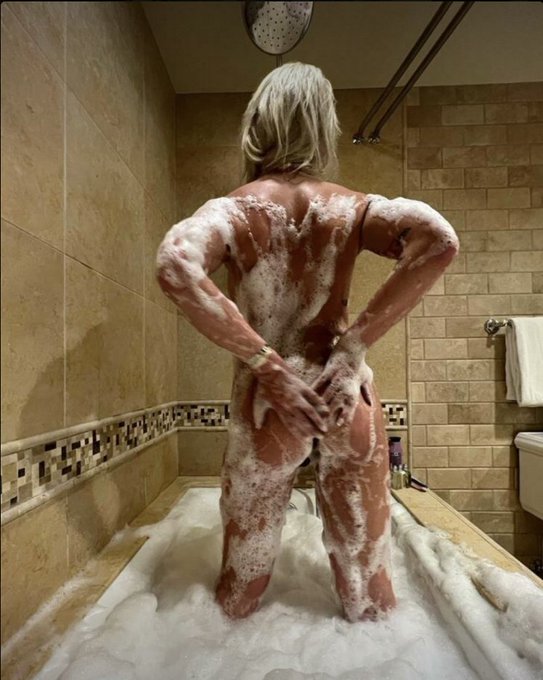 Soap my back? ? https://t.co/hMp1WQufCX