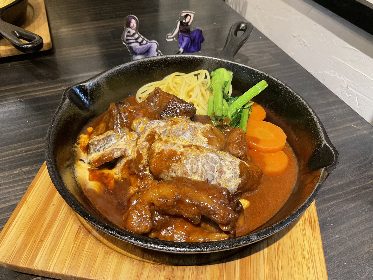 y241bu's tweet photo. 今日のひ〜活。佐々木佑紀さんのお祖父様のお店「キッチンカウカウハウス」にて、Hikaruさんが2日通って食された、カウカウハンバーグステーキと、ガリバタきのこハンバーグを。

前者は、味に深みのあるソースが掛けられた牛すじとハンバーグが絶品！ガリバタきのこはニンニクとバターの主張が絶妙😋 https://t.co/pMebePFEdM