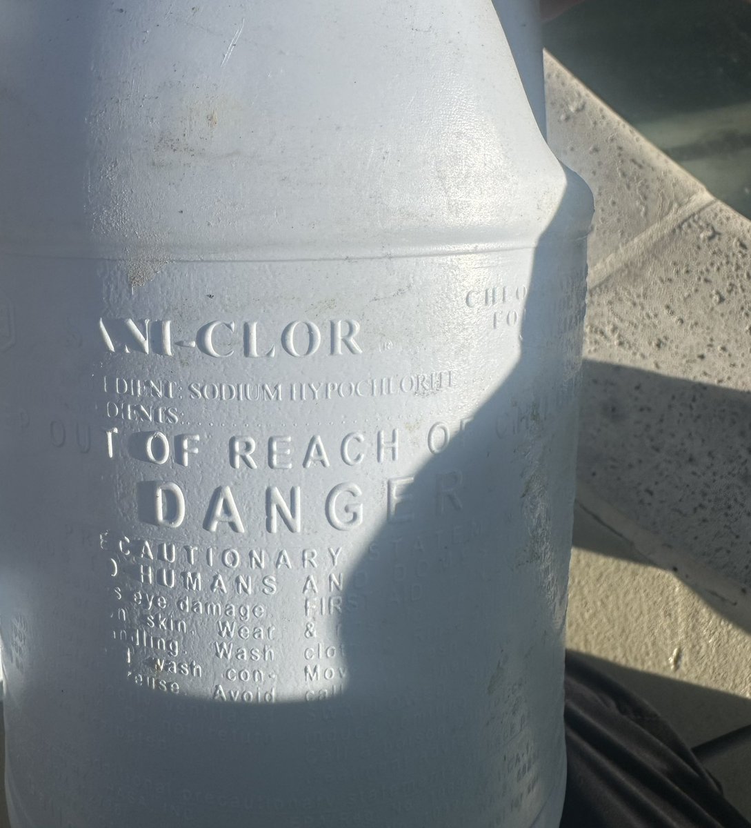 ericbollens's tweet photo. And here’s a picture of pool tech who said he was following @lapublichealth and @LACitySAN instructions. No testing, no organic vapors respirator, no eyewear. If VOCs suspect, either test to ensure workplace safety @OSHA_DOL or drain without any chemical treatment #palisadesfire https://t.co/SQutU3Rbwo