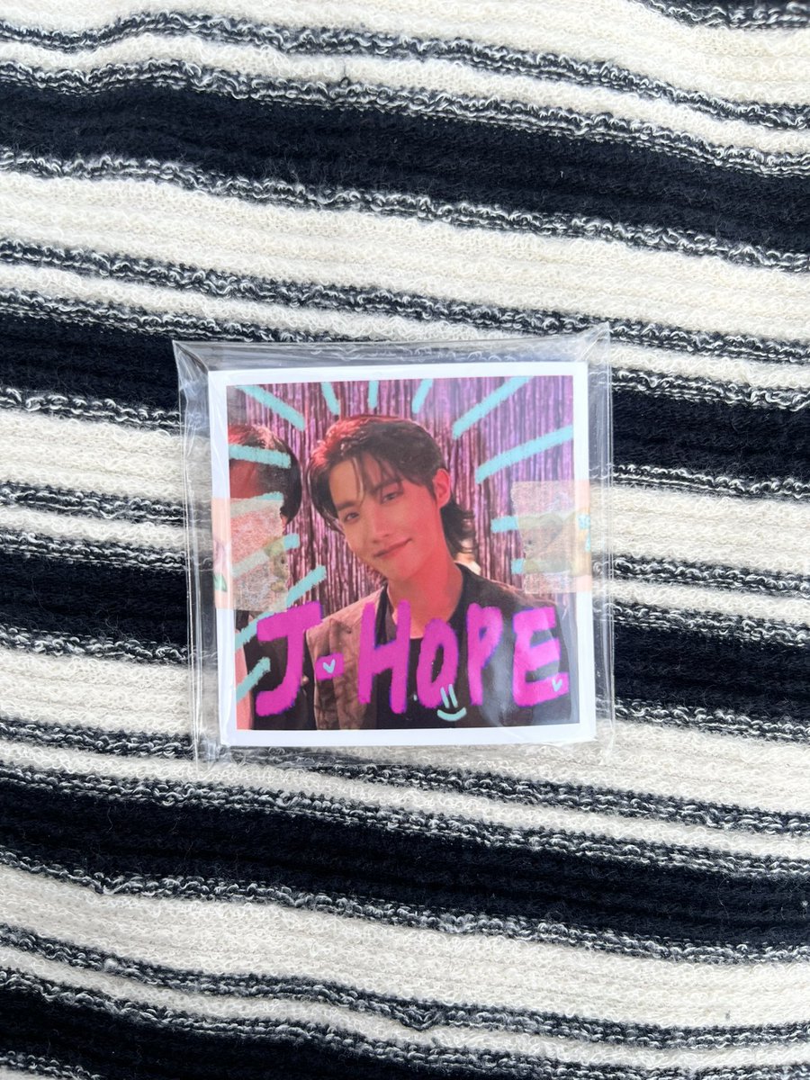 제이홉 콘서트 나눔

송도불고기 앞 앞 벤치에 코야 검정색 후리스 입고 앉아있어요!!

사첵 들어가기 전에 제발제발 와서 받아가주세요🥹🥹