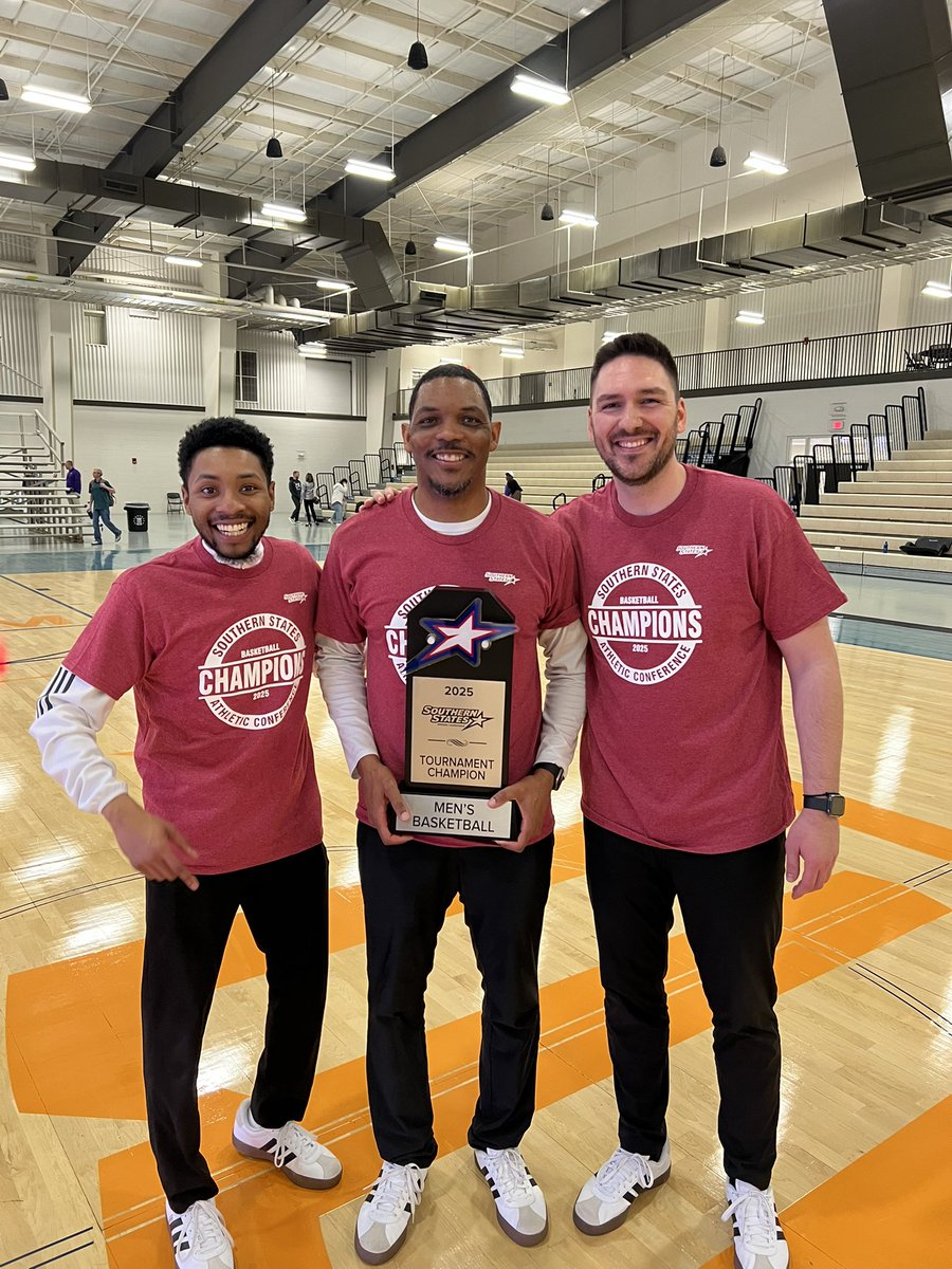 CoachEasley's tweet image. All the glory to God. Thank you to my amazing staff and talented players. We are champions! #fast40