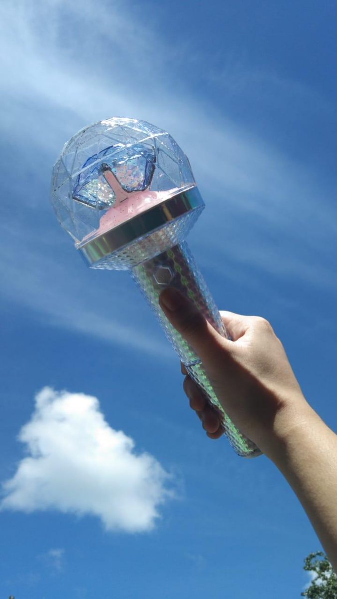 flyseokmin's tweet photo. ✨SVT QUITTING SALE✨
Caratbong v2 original, unsealed, complete set and not been used in any concerts. bought this from weverse.
•abt 2.5k negotiable ~
rfs: need funds, and no quitting kpop all in all 😭 https://t.co/3rEiArRWBz