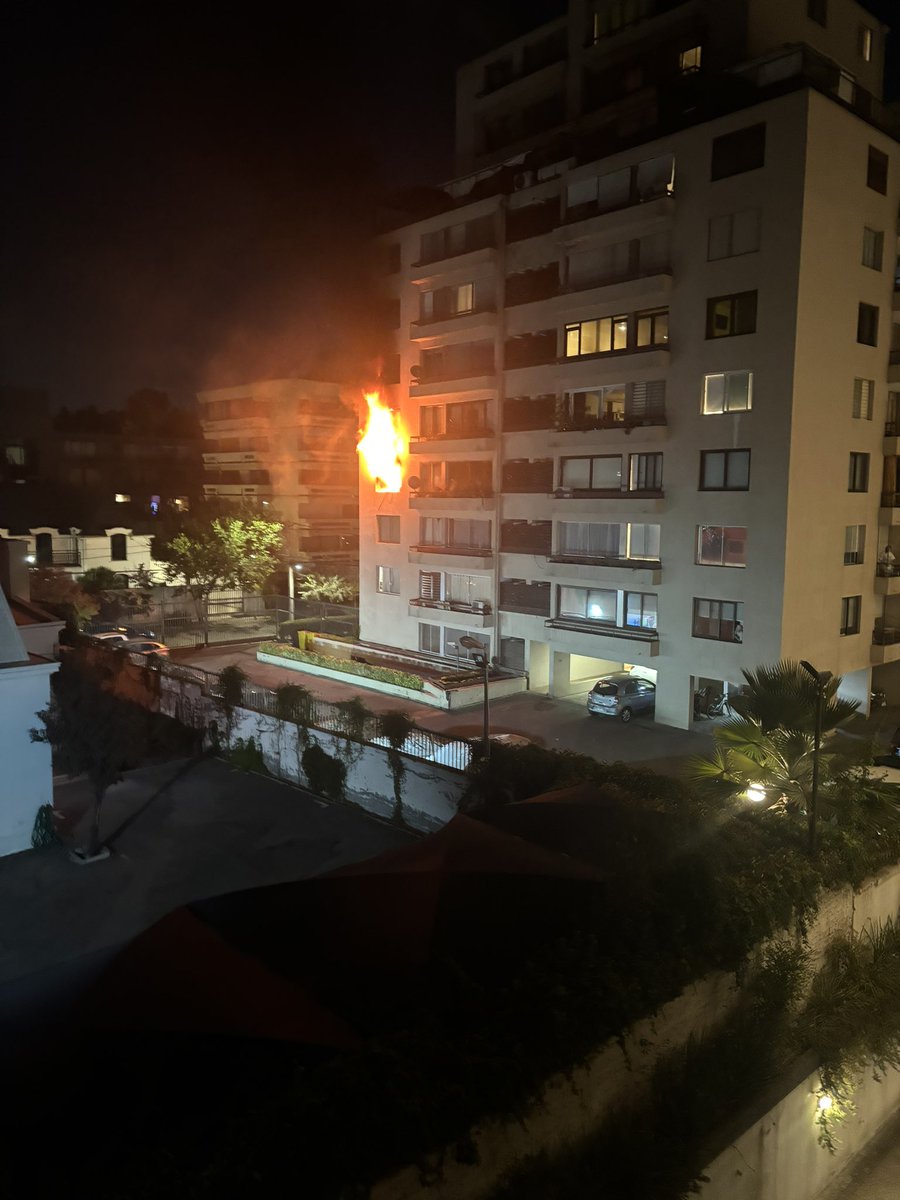Incendio estructural en estos momentos, pasaje capullo con av ricardo lyon #providencia