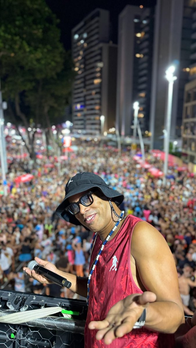 SC_ESPN's tweet photo. El Carnaval se vive a pleno en Río de Janeiro y nadie mejor que DINHO para disfrutarlo... ¿Que darías por unos días en la Cidade Maravilhosa con este crack? https://t.co/gzGrgplg2h