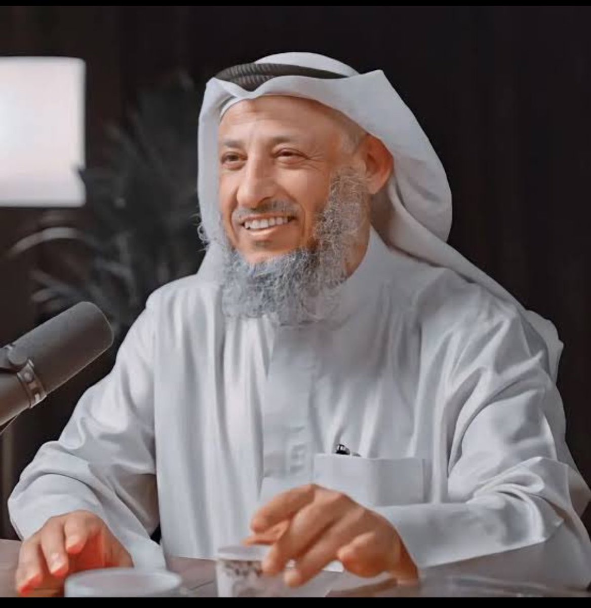 يتعرض الشيخ عثمان الخميس لهجمة إعلامية من قبل جماعة الإخوان المسلمين بسبب وصفه لحركة حماس بأنها “فرقة سياسية منحرفة” وقد أوجعت تصريحاته الإخوان، لكن مكانة الخميس تظل كبيرة في قلوب المسلمين والكل يعلم أن جماعة الإخوان تستغل الدين لتنفيذ أجنداتها الحزبية.