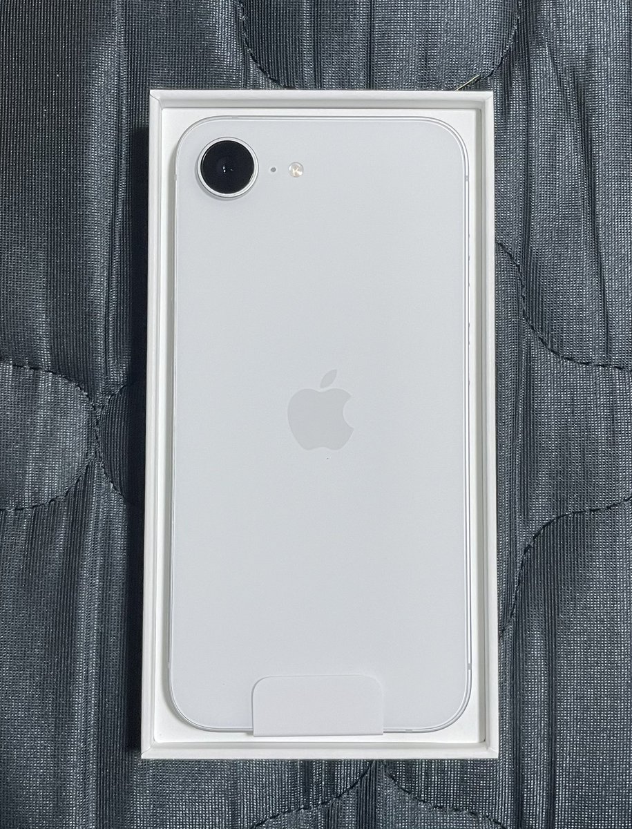 B_7_C's tweet image. iPhone16e 到着！
背面シンプルでデザイン最高やね！
MagSafe非対応みたいやから、Spigenのハイブリッドマグで対応完了！

今からデータ移行します！🫡

#iPhone16e 
#Spigen