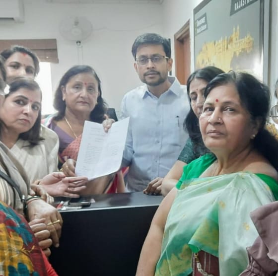 ChittorVSK's tweet photo. विजयनगर में समुदाय विशेष के युवकों द्वारा नाबालिग स्कूली छात्राओं को प्रलोभन देकर प्रेम प्रसंग में फंसाकर, यौन शोषण करने, ब्लैकमेल करने, जबरन मतांतरण के कृत्य से समाज अति आक्रोशित है 
#VijaynagarBlackmail https://t.co/8KpG1L95oW