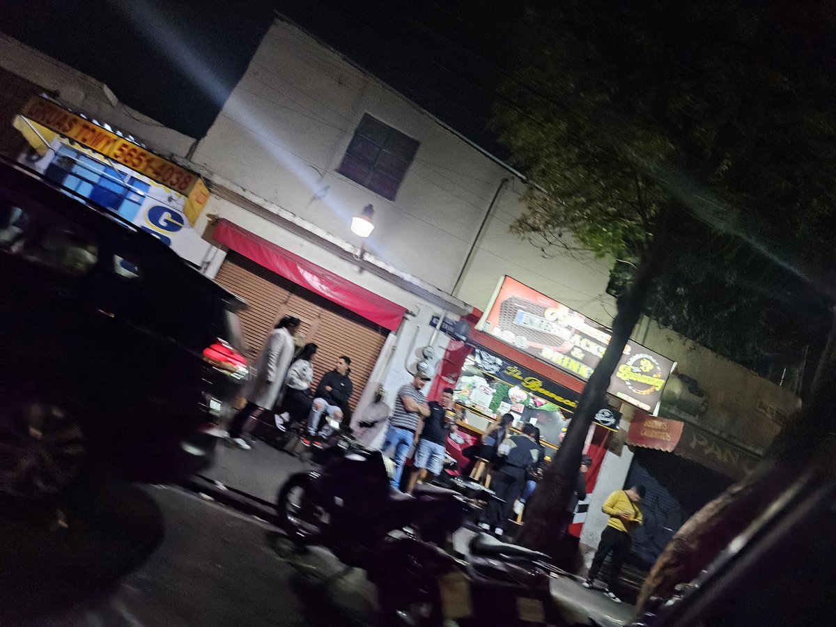 Mely_sandate's tweet photo. @PabloVazC @UCS_GCDMX @AlcaldiaAO @LopezCasarinJ Menores de edad tomando en la vía pública, obstruyendo banqueta y con mesas llenas de bebidas alcohólicas, esto es el alta tensión esquina av del rosal, alvaro obregon, urge su atención en tiempo real no los lunes por la mañana!!! https://t.co/yxx1LGpJRk