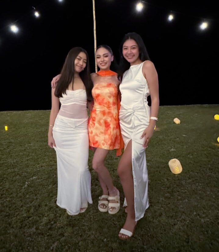 ShiningStarAC's tweet photo. AC having new besties at the #RSGSummerGetaway
Miss Congeniality talaga si AC 

@BonifacioAc #ACBonifacio
#ACforReadySetGlow #ReadySetGlowPH https://t.co/FxYndKgNUJ