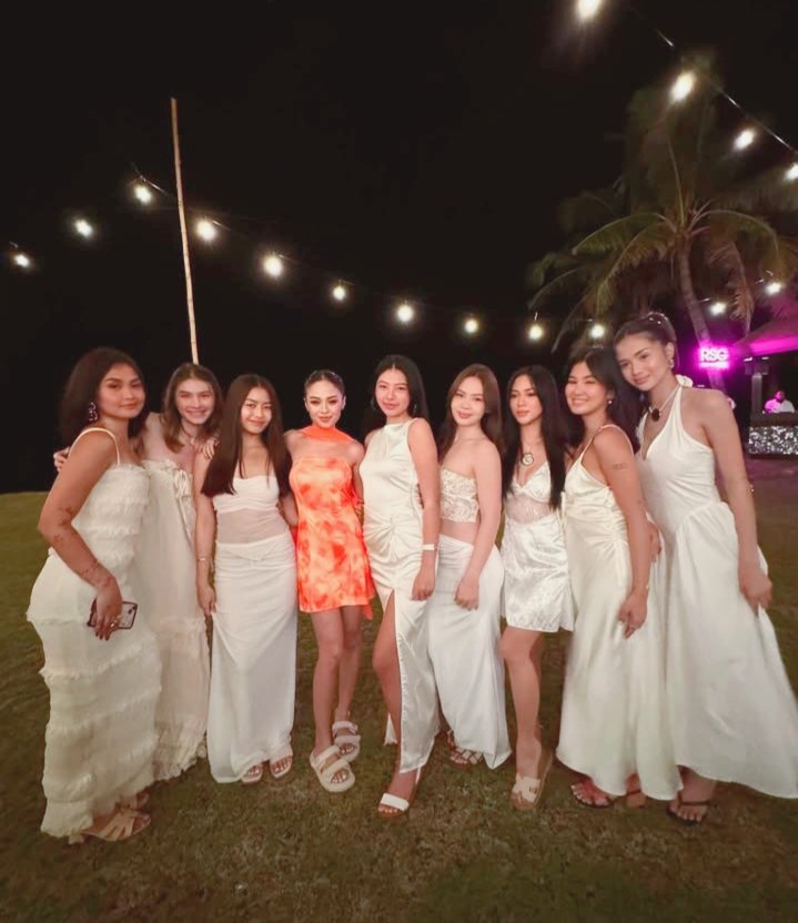 ShiningStarAC's tweet photo. AC having new besties at the #RSGSummerGetaway
Miss Congeniality talaga si AC 

@BonifacioAc #ACBonifacio
#ACforReadySetGlow #ReadySetGlowPH https://t.co/FxYndKgNUJ