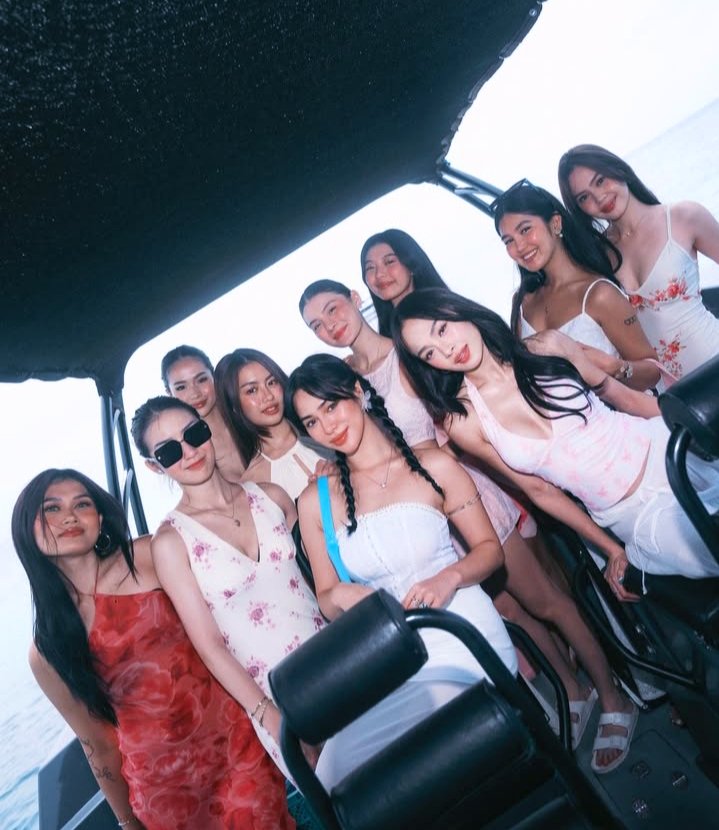ShiningStarAC's tweet photo. AC having new besties at the #RSGSummerGetaway
Miss Congeniality talaga si AC 

@BonifacioAc #ACBonifacio
#ACforReadySetGlow #ReadySetGlowPH https://t.co/FxYndKgNUJ