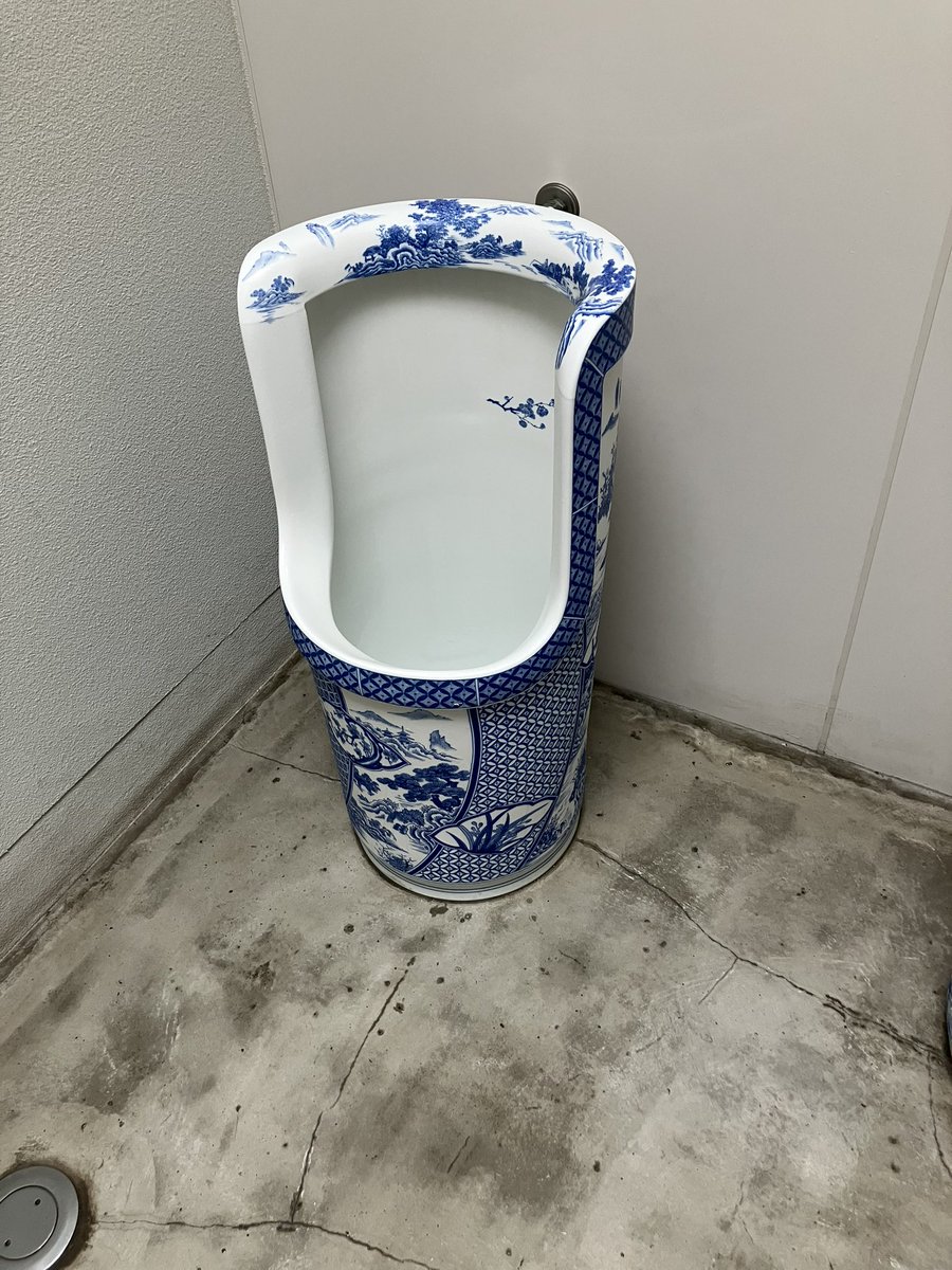 陶器屋の小便器面白すぎる