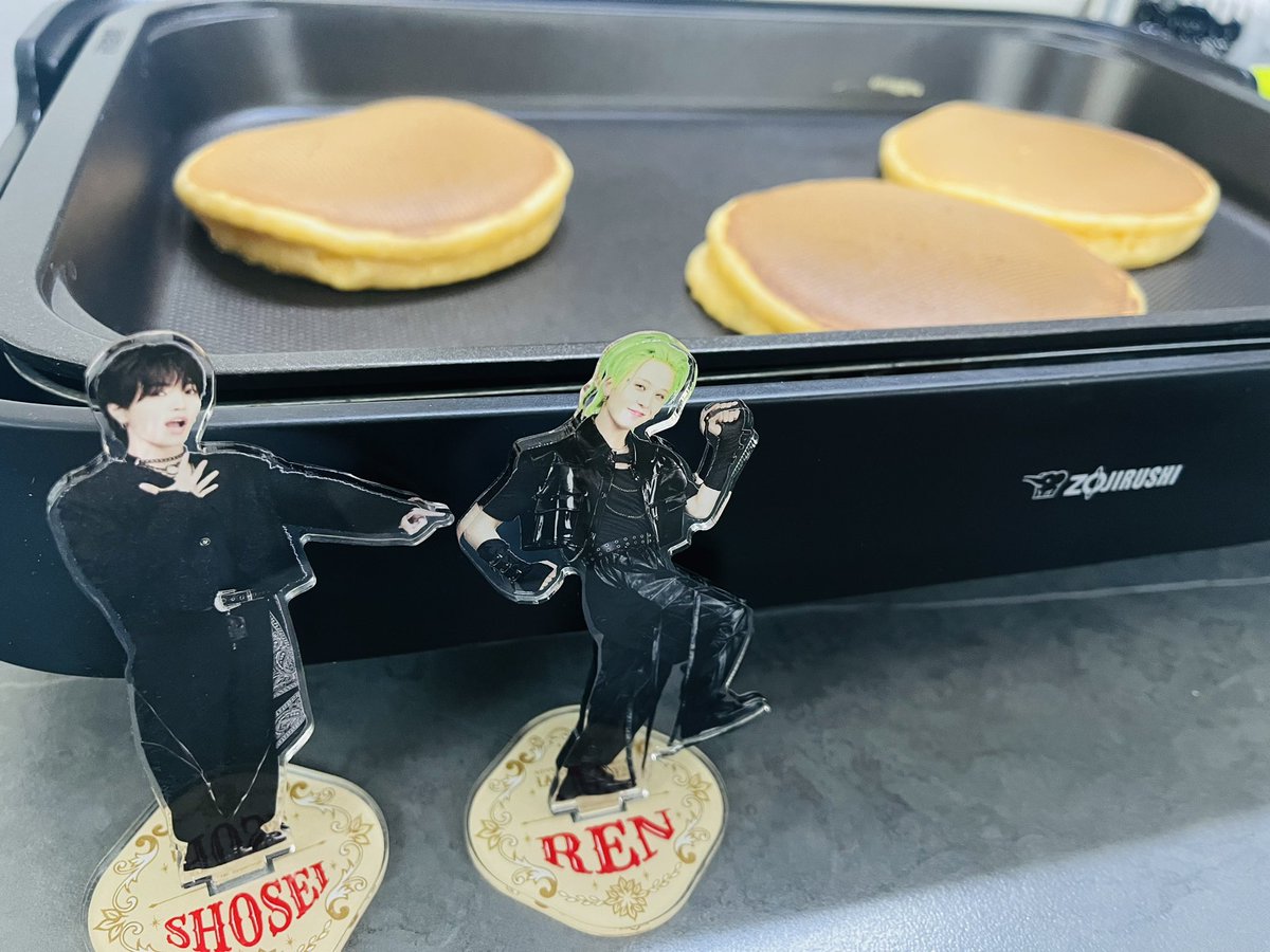 SATO30285582's tweet photo. 1人でやるのは寂しいので、
姪っ子とpancake partyしに来た🤣🥞
(妹の家ホットプレート持参ですw)

#川尻蓮生誕祭 
#LEVEL28 #HappyRenDay
#KingOfStage_Ren
#ReadyToTakeOff_Ren
#JO1 #川尻蓮 https://t.co/08mLQ4uncZ