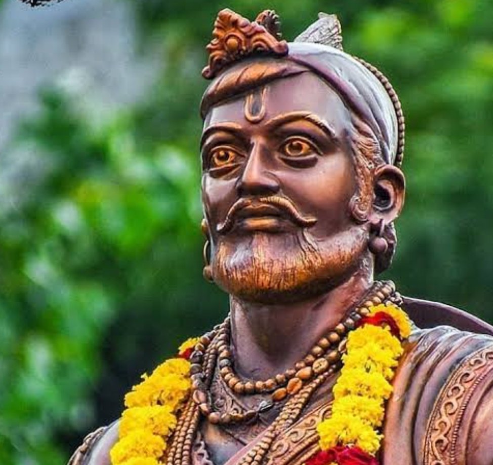 Narmada_27's tweet photo. 🔗 यह पोस्ट आपके रोंगटे खड़े कर देगी! बस पांच मिनट का समय निकालिए और अंत तक पढ़िए। 🔗

क्या आप जानते हैं कि धर्मवीर छत्रपति संभाजी महाराज की मृत्यु का बदला कैसे लिया गया और किसने लिया…?

छत्रपति संभाजी की हत्या के बाद औरंगजेब के सेनापति जुल्फिकार खान ने रायगढ़ पर कब्जा कर छत्रपति संभाजी की पत्नी येसु बाई और उनके पुत्र को भी कैद कर लिया जिसके बाद छत्रपति संभाजी महाराज के छोटे भाई राजाराम जी महाराज छत्रपति के पद पर विभूषित हुए। 

छत्रपति संभाजी महाराज को औरंगजेब ने 40 दिनों तक भयंकर यातनाएं देकर मारा था। इस हाहाकारी मृत्यु ने मराठों के सीनों में आग लगा दी। उनके सारे मतभेद खत्म हो गए और सिर्फ एक ही लक्ष्य रह गया राक्षस औरंगजेब का सर्वनाश।

संगमेश्वर के किले में जब शूरवीर छत्रपति संभाजी अपने 200 साथियों के साथ औरंगजेब के सिपहसालार मुकर्रम खान के 10 हजार मुगल सिपाहियों के साथ जंग लड़ रहे थे, उस समय छत्रपति संभाजी के साथ एक और बहादुर योद्धा अपनी जान की बाजी लगा रहा था जिसका नाम था माल्होजी घोरपड़े। छत्रपति संभाजी के साथ लड़ते हुए माल्होजी घोरपड़े भी वीरगति को प्राप्त हो गए और माल्होजी घोरपड़े के पुत्र संताजी घोरपड़े ने ही अपने युद्ध अभियानों से औरंगजेब की नाक काट डाली और औरंगजेब को इतिहास में भगोड़ा भी साबित कर दिया।

संताजी घोरपड़े के साथ एक और वीर मराठा ने दिया जिसका नाम था धना जी जाधव। औरंगजेब को यकीन था कि छत्रपति संभाजी की हत्या के बाद मराठों का मनोबल टूट जाएगा लेकिन वो उस समय हैरान हो गया जब तुलापुर में अचानक संताजी और धनाजी ने हमला कर दिया। औरंगजेब लाखों की सेना के साथ महाराष्ट्र के तुलापुर नाम की जगह पर अपना डेरा डाले बैठा हुआ था।

यह वही जगह थी जहां पर औरंगजेब ने छत्रपति संभाजी महाराज की क्रूरता से हत्या की थी। गुरिल्ला युद्ध में पारंगत संताजी 2000 मराठा सैनिकों के साथ औरंगजेब की सेना पर खूंखार शेर की तरह टूट पड़े। संताजी ने अपने साथियों के साथ गाजर मूली की तरह मुगलों को काटना शुरू कर दिया।

इस युद्ध का वर्णन करते हुए मुगलिया इतिहासकार काफी खान लिखता है कि तुलापुर की जंग के बाद संताजी की दहशत मुगलिया सैनिकों के दिलों में घर कर गई थी। संताजी के सामने पड़ने वाला मुगलिया सैनिक या तो मार दिया जाता या कैद हो जाता। आखिर में हालत ये हो गए कि संताजी का नाम सुनते ही मुगल सेना में भगदड़ मच जाती थी। 

तुलापुर में संताजी के मराठों के अचानक हमले से मुगल जोर-जोर से चिल्लाने लगे हुजूर मराठे आ गए। एक तरफ पूरी मुगल सेना औरंगजेब की जान बचाने की कोशिश में लगी हुई थी तो दूसरी तरफ मराठे मुगलियों लाशों के ढेर लगा रहे थे।

मराठे मुगल छावनी के अंदर घुस गए। इतना कत्लेआम हुआ कि औरंगजेब अपनी जान बचाकर भागा। औरंगजेब की जान बच गई लेकिन पूरे मुगल साम्राज्य की नाक कट गई और औरंगजेब पर भगोड़े का ठप्पा लग गया। मराठे औरंगजेब के कैंप के ऊपर लगे दो सोने के कलश काटकर सिंहगढ़ किले को लौट आए। 

अगले दिन जब सुबह हुई तो औरंगजेब मुगलों की मौत का मंजर देखकर हैरान रह गया और कहने लगा या अल्लाह किस मिट्टी के बने हैं ये मराठे यह ना थकते हैं ना झुकते हैं ना पीछे हटते हैं इन्हें मिटाते-मिटाते कहीं हम ना मिट जाएं औरंगजेब इस दुःख भरे हादसे से पूरी उम्र बाहर ही नहीं आ पाया था।

इस घटना के दो दिन बाद ही संता जी ने रायगढ़ किले पर हमला बोल दिया। छत्रपति संभाजी की पत्नी येसुबाई को कैद करने वाले मुगल सरदार जुल्फिकार खान ने यहां पहले ही घेरा बनाया हुआ था। 

मराठों ने जुल्फिकार खान की सेना को काटकर रायगढ़ किले पर भी कत्लेआम मचा दिया और मुगलों का बेश कीमती खजाना घोड़े और पांच हाथी अपने साथ पकड़कर पन्हाला लेकर आए। इस तरह कई गोरिल्ला युद्धों ने मुगल सेना का मनोबल तोड़ कर रख दिया।

मराठों को जब भी मौके मिलता वो मुगल सेना को चीर के रख देते। अब बारी मुकर्रम खान की थी। जिसने छत्रपति संभाजी महाराज को छल और धोखे से कैद किया था। 50 हजार रुपए ईनाम देते हुए, मुकर्रम खान को औरंगजेब ने महाराष्ट्र के कोल्हापुर और कोकण प्रांत का सूबेदार नियुक्त किया था। मराठों ने यह प्रण लिया था कि चाहे कुछ भी हो जाए पर उस मुकर्रम खान को जिंदा नहीं छोड़ना है और दिसंबर सन 1689 को मराठों ने मुकर्रम खान की विशाल सेना को घेरकर मुगलों को भिंडी की तरह तोड़ना शुरू कर दिया। 

इस घनघोर युद्ध में अब संताजी घोरपड़े ने मुकर्रम खान को दौड़ा दौड़ा कर मारा। खून से लथपथ पड़े मुकर्रम खान की ये दुर्दशा देखकर मुगल सेना उसे जंगलों में लेकर भाग गई पर मराठों के दिए घावों ने जंगल में तड़पा तड़पा कर मुकर्रम खान की जान ले ली। मुकर्रम खान को मारकर मराठों ने छत्रपति संभाजी महाराज के मृत्यु का बदला लिया... शेष कमेंट बॉक्स के अंदर पढ़ें