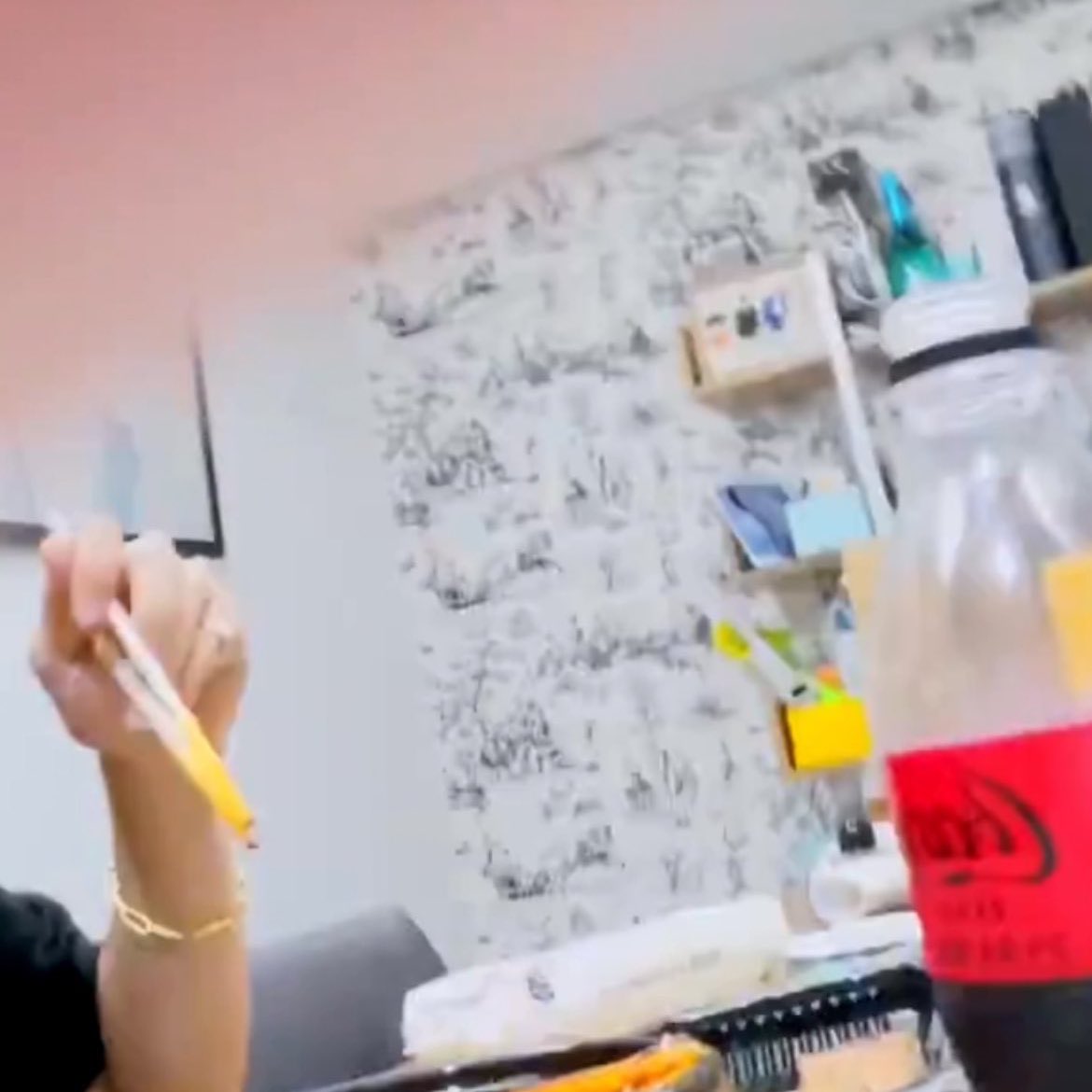 goo5yoon's tweet image. 내 방 꾸며주기 vs 내 방에서 누워 안 나가기