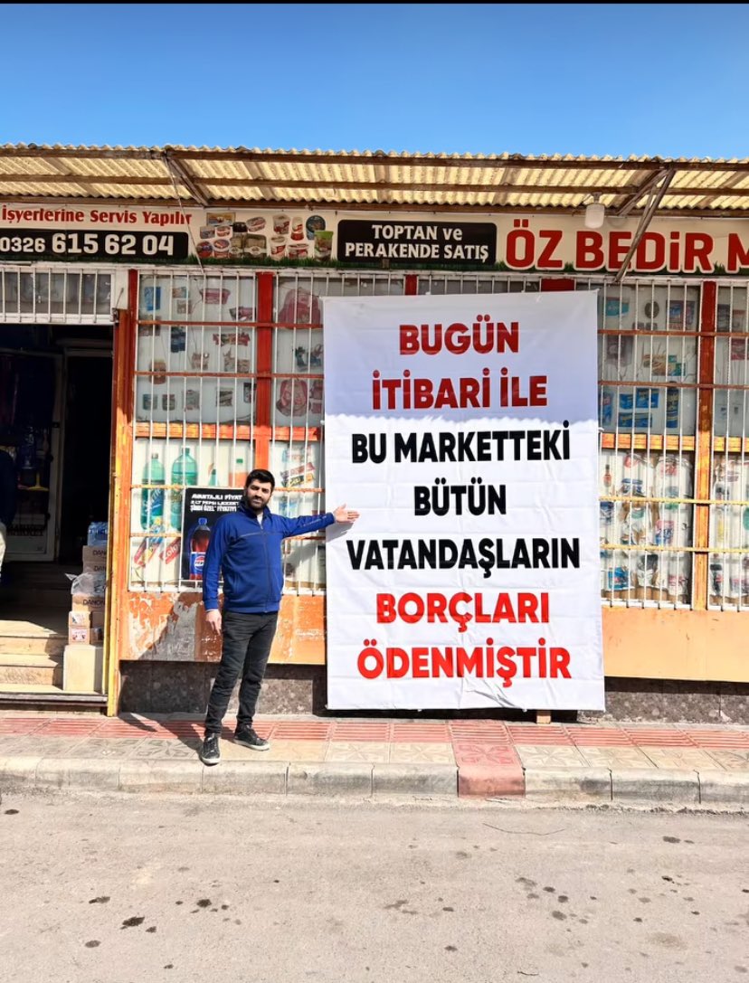 Hatay’ın İskenderun ilçesinde bir hayırsever, depremzedelerin alışveriş yaptığı bakkalda 400 kişinin toplam 1.600.000TL borcunu ödeyip kayıplara karıştı. 

Ramazan ayımız mübarek olsun 🙏🏽