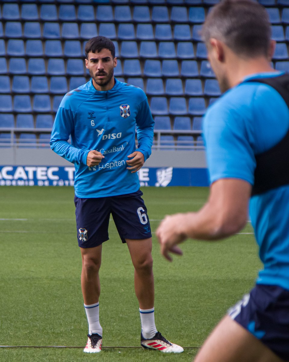 CDTOficial's tweet photo. 🏋🏾‍♂️ Sesión preparatoria ⚪️🔵 para el #MirandésTenerife

📍 #HRL

#SíSePuede https://t.co/s7tPbXgs5z