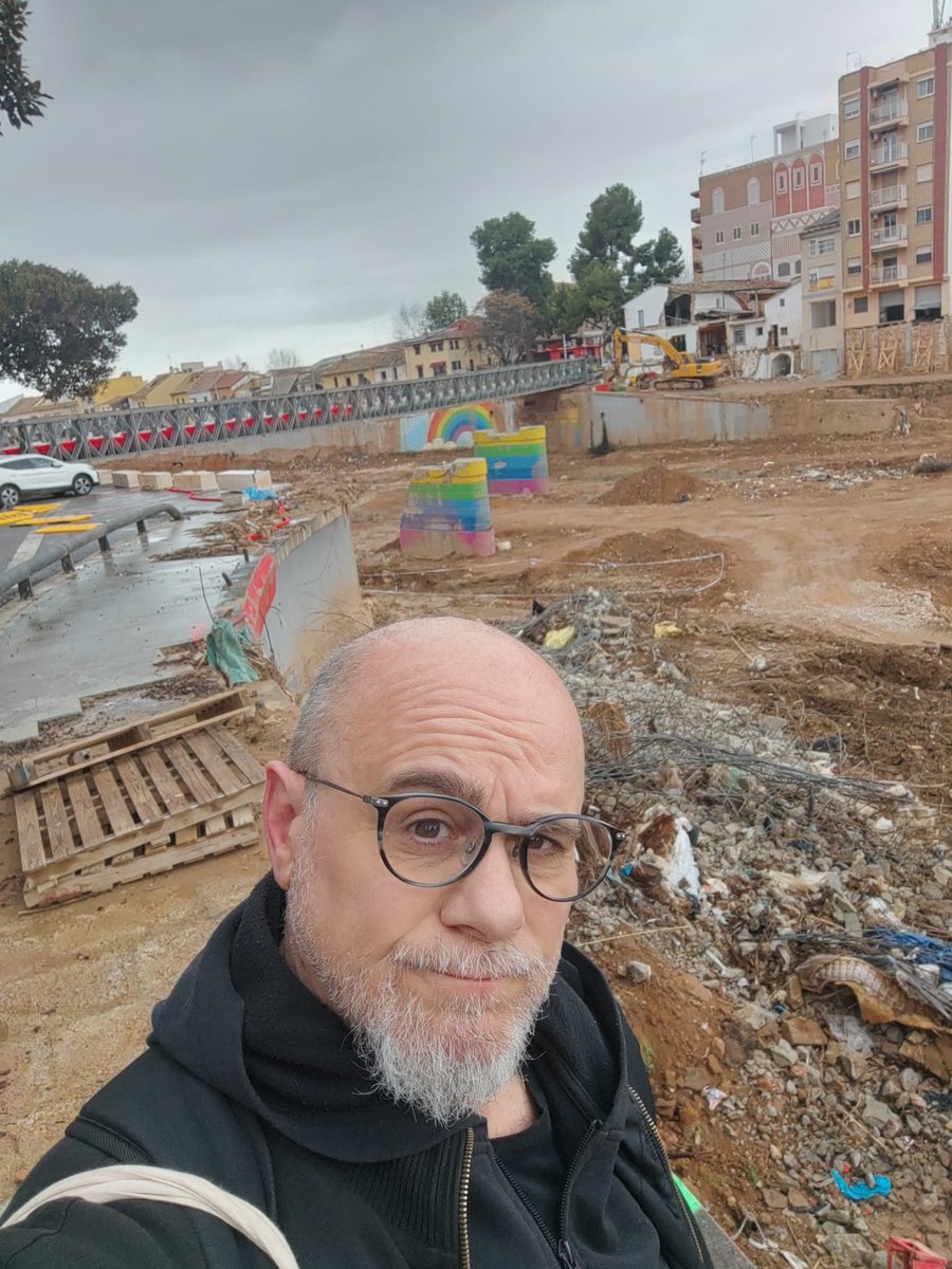 Per qüestions de feina, no poguérem estar ahir a la manifestació per demanar #MazónDimissió. Però ho pensem cada dia que veiem les cases d'on l'aigua se'n va emportar als nostres veïns, i ho direm també esta vesprada a la Vila Joiosa.

Nosaltres diem SÍ al valencià, i NO a Mazón.