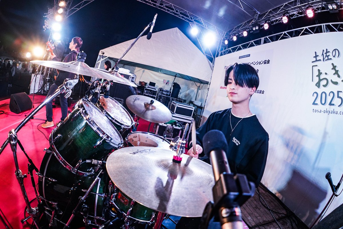 kochi_lalala's tweet image. . 🌸高知街ラララ音楽祭🌸
. ✨ラララ春祭り✨
メインステージはトリ前はサステナブルーズ➕friends❣️B'zが鳴り響くロックステージ🎙️🎸往年の名曲に会場も大盛り上がり❣️ラララ春祭りも終盤✨次がラストバンドです✨最後まで応援よろしくお願いします✨