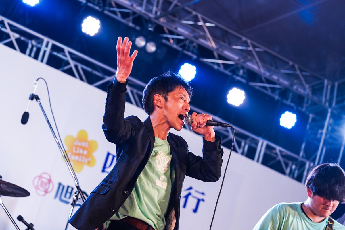kochi_lalala's tweet image. . 🌸高知街ラララ音楽祭🌸
. ✨ラララ春祭り✨
メインステージはトリ前はサステナブルーズ➕friends❣️B'zが鳴り響くロックステージ🎙️🎸往年の名曲に会場も大盛り上がり❣️ラララ春祭りも終盤✨次がラストバンドです✨最後まで応援よろしくお願いします✨