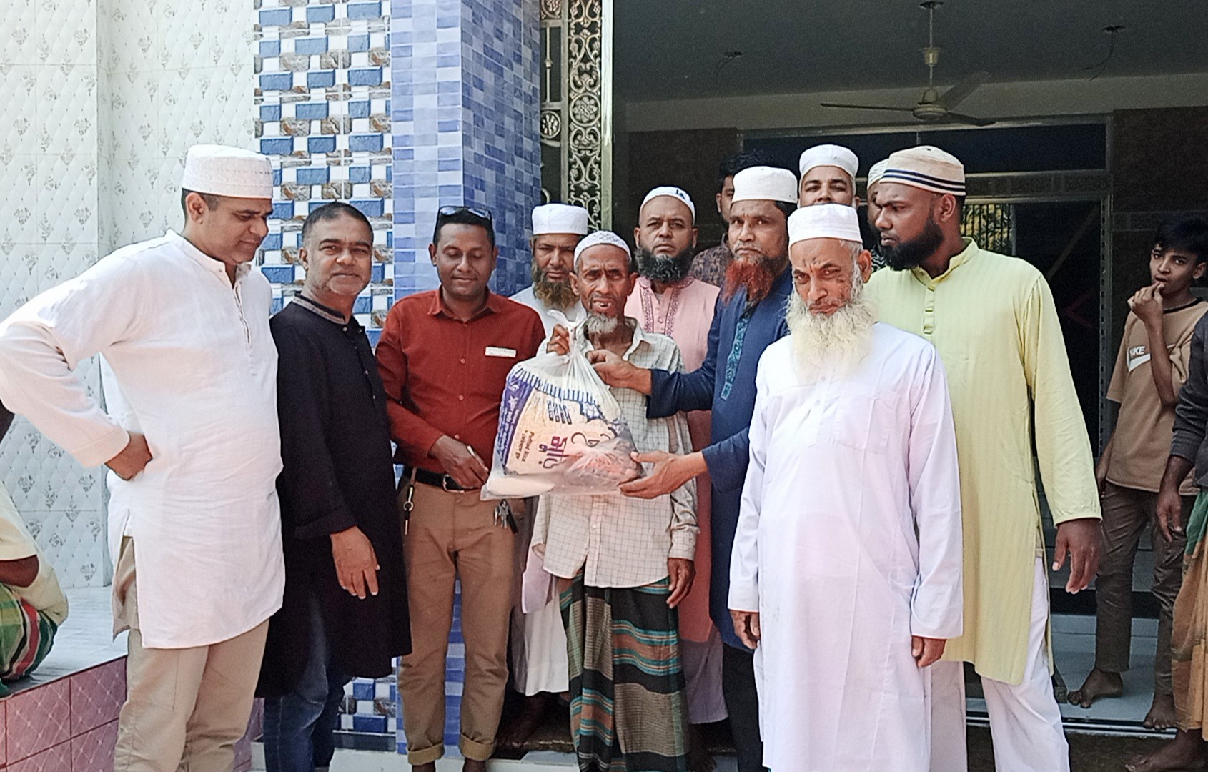 অসহায়দের মাঝে ইফতার সামগ্রী বিতরণ