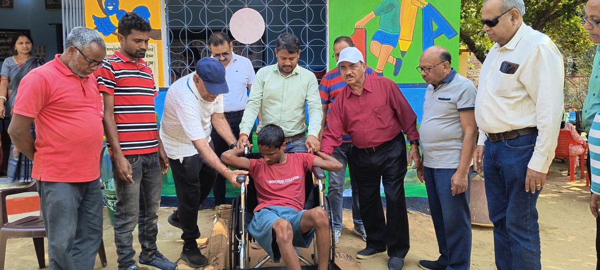 jaydev_jd1's tweet photo. Serving others is the rent you pay for your room on earth.
#Helping 
#jharkhand 
#jharkhandfoundationkendra
@HemantSorenJMM @BokaroDc https://t.co/R0O0MtbRVL