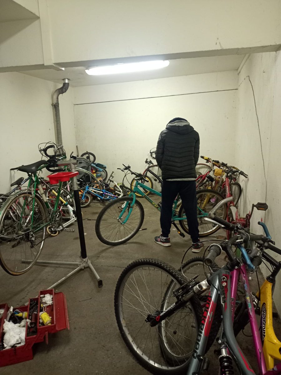 DD_GP95's tweet photo. 🚲 Ça roule pour la mobilité douce au Collège Gérard Philipe ! 🌍💚

Grâce à @valdoise &amp; @villedecergy :
✅ Parc à 🚴‍♀️ &amp; 🛴
✅ Station de réparation/gonflage 🔧
✅ Les élèves UPE2A réparent des 🚴‍♀️chaque vendredi ♻️
Un pas de plus vers un avenir durable ! 🌱#MobilitéDouce #PlanVélo https://t.co/8UKW3Snjz1