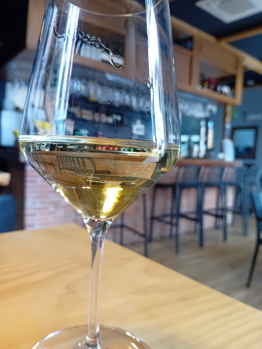 Las Levantadas 2023 (Laguardia), viura, malvasía y tempranillo blanco,  fresco como estos días aún invernales. Un vino de <a href="/javiersampedro/">JAVIER SAMPEDRO</a> para beber por copas este finde en la <a href="/GuarniGastro/">La Guarnicionería</a> , si es en interior mucho mejor 🥶