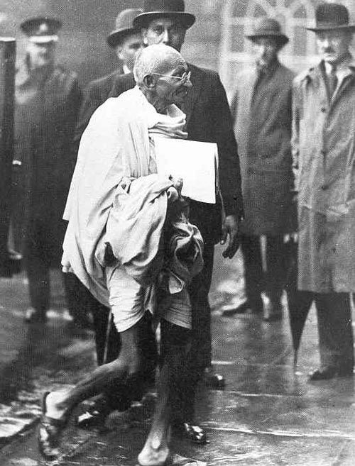 Jasonphilip8's tweet image. Nobody asked him to wear a suit.

Mahatma Gandhi at the Buckingham Palace to meet King George 5. (5.11.1931)