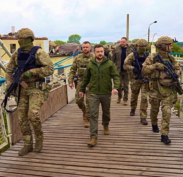 AchaleeC's tweet photo. Zelensky doesn’t wear a suit because he is a real leader. He doesn’t hide in offices, but goes to his soldiers on the front lines to support them. 💪💪 https://t.co/olRwPmLAYH