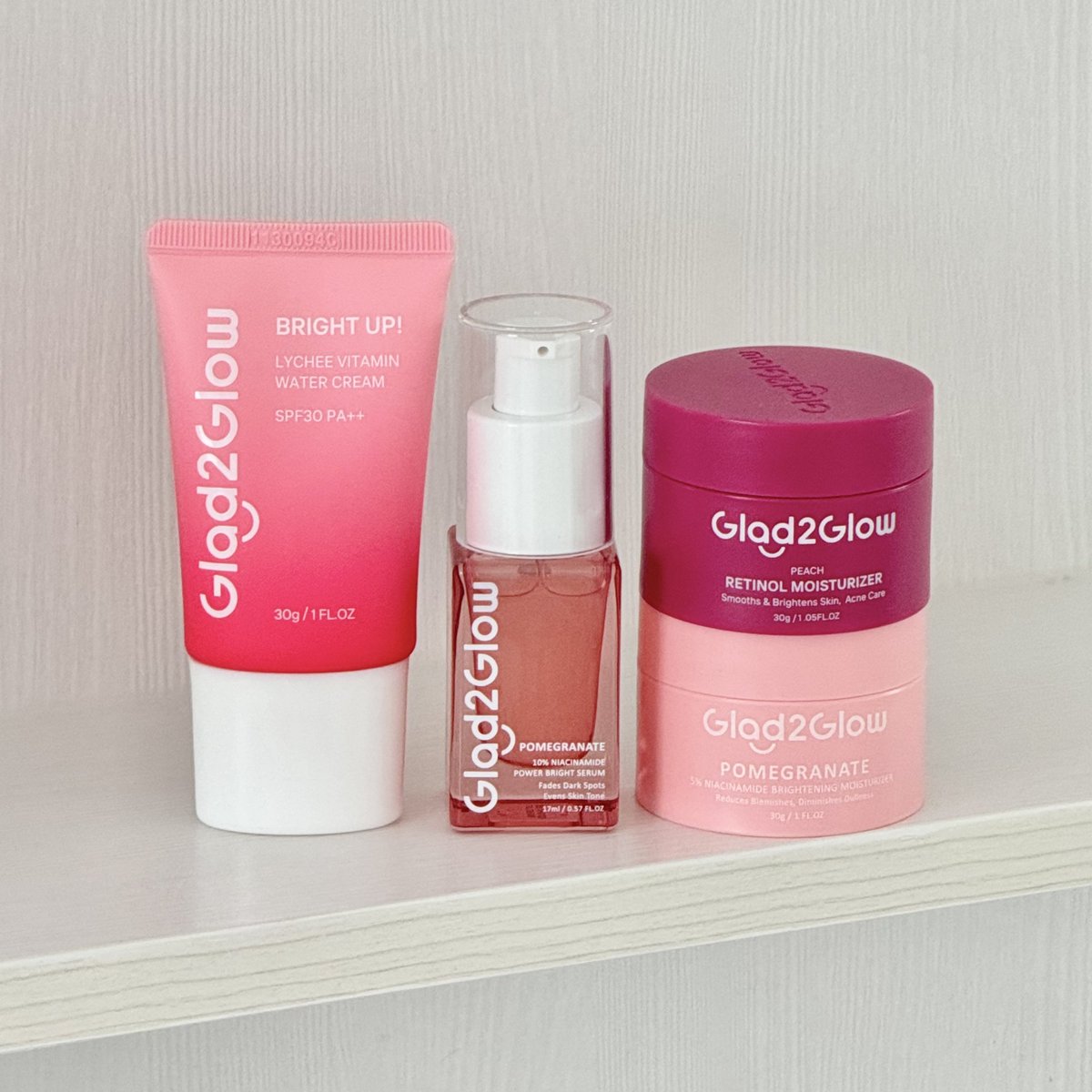 🙌🏻 มาแปะโพย favorite สกินแคร์ของ Glad2Glow แบรนด์ถูกและดีงบน่ารักที่ใช้แล้วชอบ เน้นเรื่องผิวสุขภาพดี กระจ่างใส แบบไม่ต้องจ่ายแพง มาจดตามได้เลยคั้บ 

-lychee water cream : กันแดด tone up ที่ใช้แล้วผิวสวยมาก ผ่อง เนียน แต่ไม่วอก เกลี่ยง่าย

-bright moisturizer : มี niacinamide 5% บูสให้ผิวกระจ่างใสไวมาก เนื้อเจลเย็นๆ สบายผิว

-bright serum : เป็น serum ที่เน้นองค์รวมครบๆเลย ลดรอย / ผิวใส / ชุ่มชื้น ครบๆ 

-retinol moisturizer : มือใหม่หัดใช้ retinol ยืนยันว่าใช้ง่าย ผิวเนียน กระจ่างใส ลดรอย