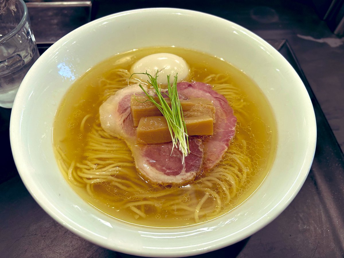 ngrkcl's tweet image. お休みの〆ラーメンは地元の間違いないやつで。最近スープを変えられたとかでますます言葉にできない深い旨味、滋味が増しています。至高の塩らぁ麺。勝手知ったる麺量で血糖値もバッチリコントロール成功。
#らぁ麺やまぐち
#T1D 
#IDDM