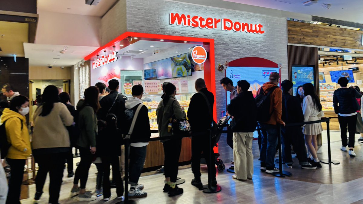 iam_asheng's tweet photo. 元ミスドアルバイターとして見に行かなければと思い、香港ミスドへ！「日本はお店にキッチンがあって、小麦粉から作っているから美味しいんだよねぇ。香港のはどこかで作ったやつを持ってきてるんだろうな...」と思っていたら裏にしっかりキッチンがあってお店で作っているぽかった！バイトしたい... https://t.co/h148LD31zU