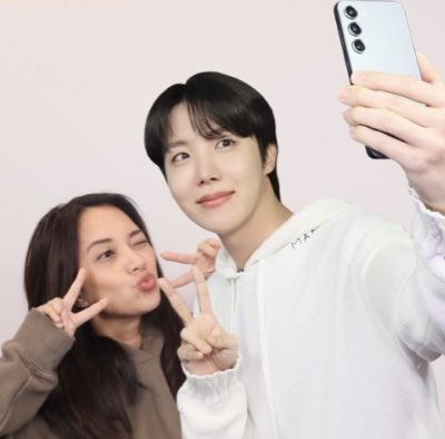 ππππβ·ππ’π£βππ (@ninaluveee) on Twitter photo #NewProfilePic #SWEETDREAMS_JHOPE #HOPE_ON_THE_STAGE_TOUR #NewProfilePic #SWEETDREAMS_JHOPE #HOPE_ON_THE_STAGE_TOUR